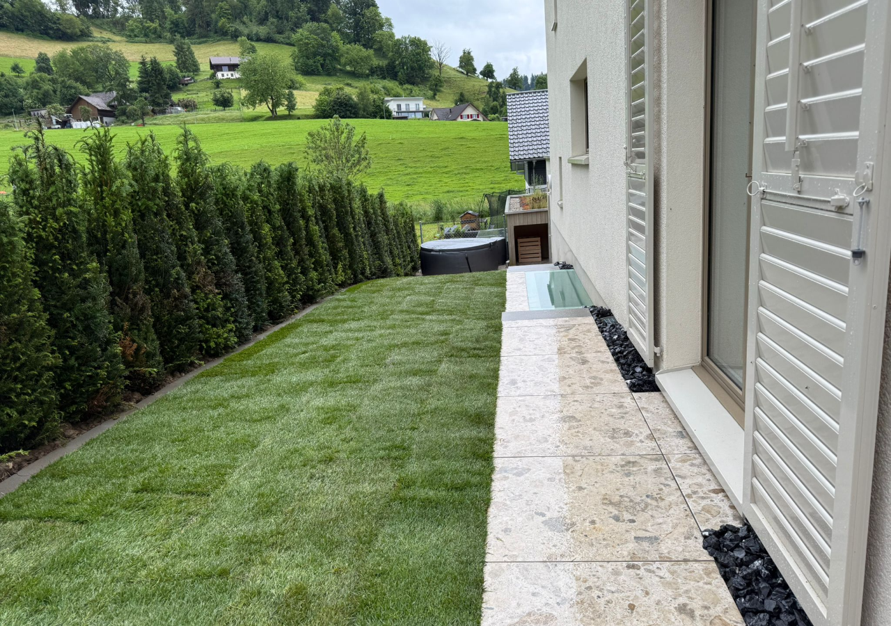 Der Garten nach der Umgestaltung: harmonisch, strukturiert und bereit zum Geniessen.