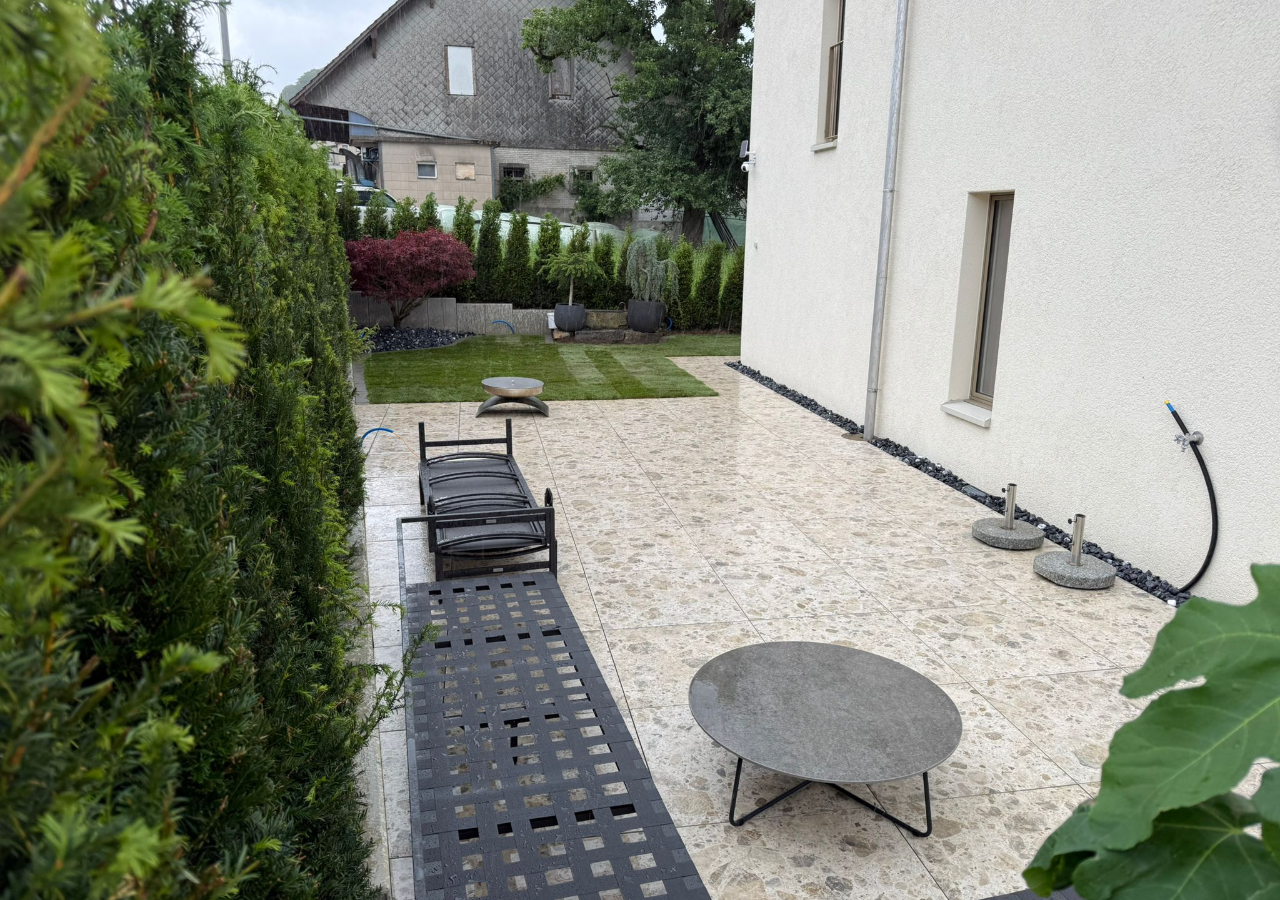 Der Garten nach der Umgestaltung: harmonisch, strukturiert und bereit zum Geniessen.