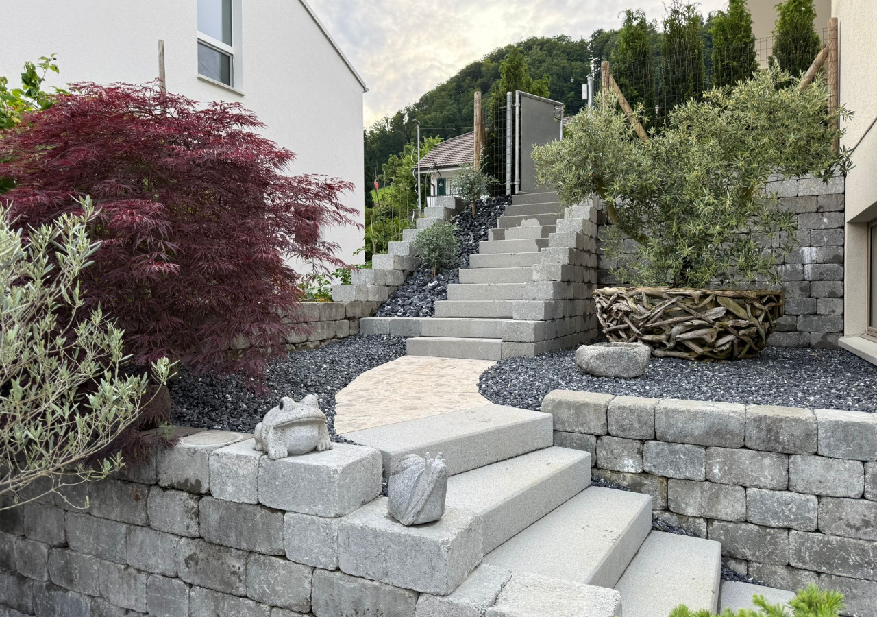 Der Garten nach der Umgestaltung: harmonisch, strukturiert und bereit zum Geniessen.
