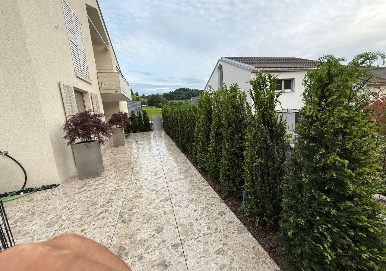 Der Garten nach der Umgestaltung: harmonisch, strukturiert und bereit zum Geniessen.