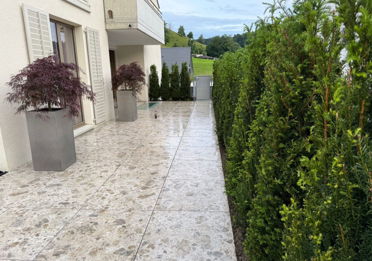 Der Garten nach der Umgestaltung: harmonisch, strukturiert und bereit zum Geniessen.